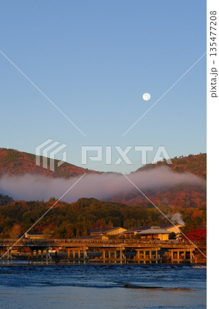 満月と渡月橋 135477208