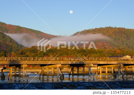 満月と渡月橋 135477213