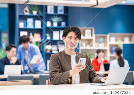 オフィスで働く若いエンジニア 135477520