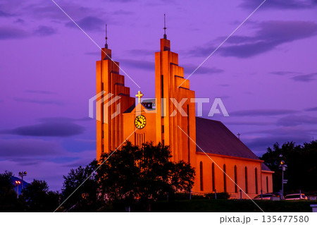 北欧の島国アイスランド共和国北部の中心都市アークレイリ 丘に建つ街のシンボルのアークレイリ教会夕景 北欧の島国アイスランド共和国北部の中心都市アークレイリ 丘に建つ街のシンボルのアークレイリ教会夕景 135477580