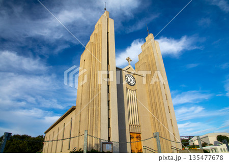 北欧の島国アイスランド共和国北部の中心都市アークレイリ　丘に建つ街のシンボルのアークレイリ教会 135477678