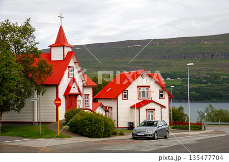 北欧の島国アイスランド共和国北部の中心都市アークレイリ　街角に建つセントピーターズ教会 135477704