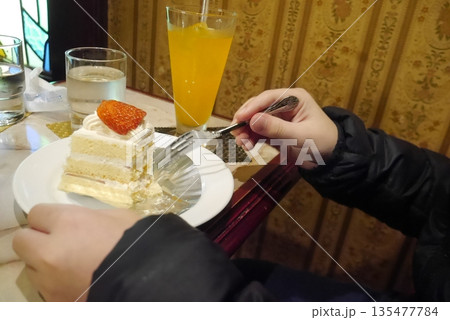 ケーキセットを食べる人(手元) 135477784