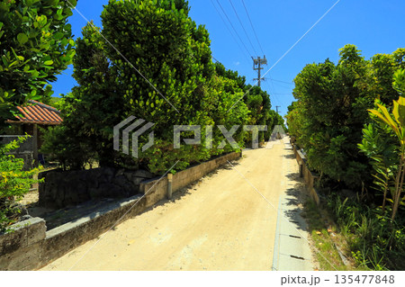 沖縄　渡名喜島の風景 135477848