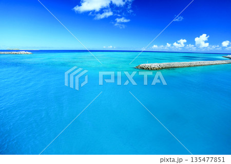 沖縄　渡名喜島　港周辺の風景 135477851
