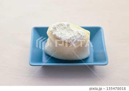 もちもちロールケーキ 135478018
