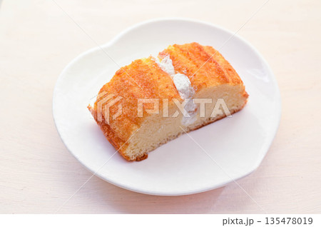ミルククリームをサンドしたシフォンケーキ 135478019