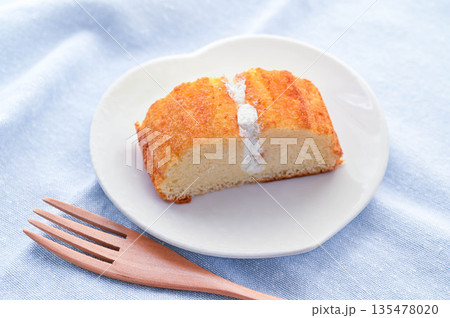 ミルククリームをサンドしたシフォンケーキ 135478020