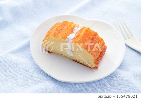 ミルククリームをサンドしたシフォンケーキ ミルククリームをサンドしたシフォンケーキ 135478021