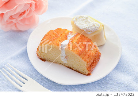 シフォンケーキとロールケーキ 135478022