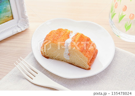ミルククリームをサンドしたシフォンケーキ ミルククリームをサンドしたシフォンケーキ 135478024