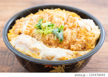 美味しいロースかつ丼弁当 美味しいロースかつ丼弁当 135478045