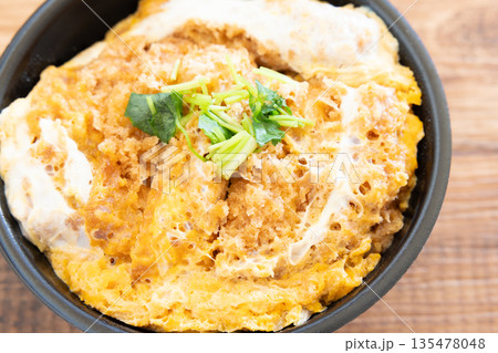美味しいロースかつ丼弁当 135478048