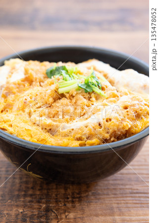 美味しいロースかつ丼弁当 135478052