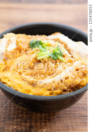 美味しいロースかつ丼弁当 美味しいロースかつ丼弁当 135478053