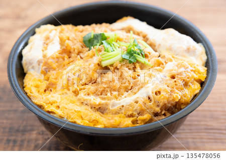 美味しいロースかつ丼弁当 135478056
