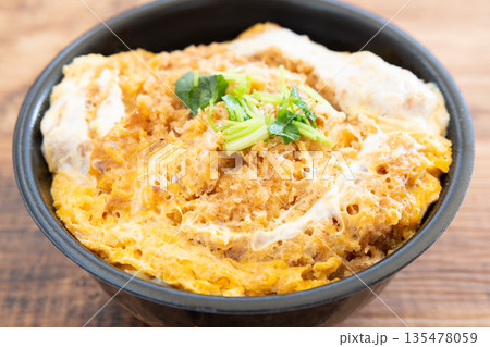 美味しいロースかつ丼弁当 美味しいロースかつ丼弁当 135478059