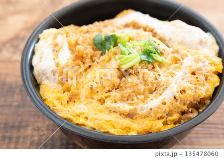 美味しいロースかつ丼弁当 135478060