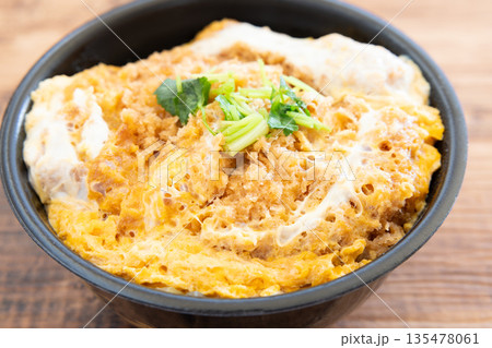 美味しいロースかつ丼弁当 美味しいロースかつ丼弁当 135478061