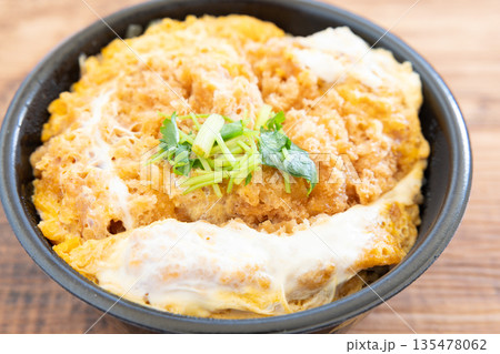 美味しいロースかつ丼弁当 美味しいロースかつ丼弁当 135478062