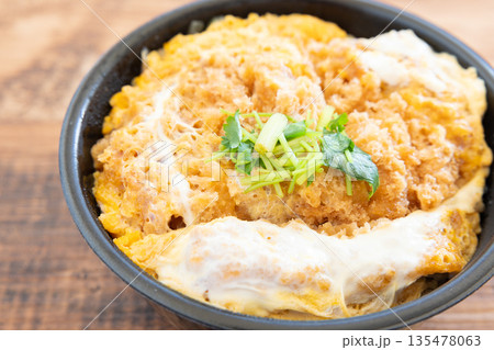 美味しいロースかつ丼弁当 135478063