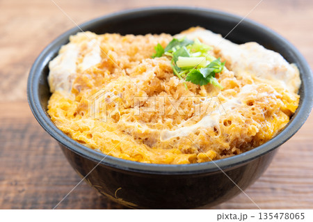 美味しいロースかつ丼弁当 美味しいロースかつ丼弁当 135478065