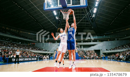 女子プロバスケットボール 国際試合のゴール下でシュートを放つ選手 135478679