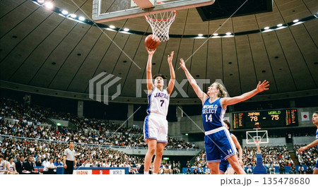女子プロバスケットボール 国際試合のゴール下でシュートを放つ選手 135478680