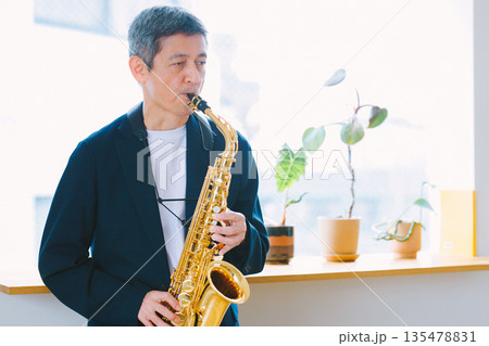 自宅でサックスを演奏する男性 135478831