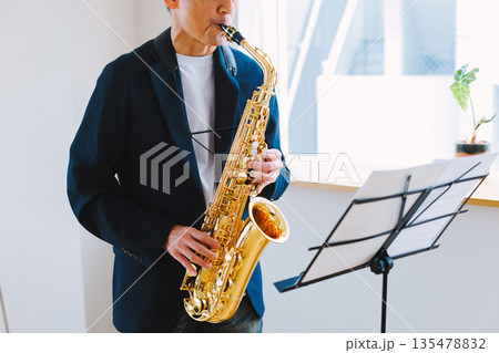 サックスを演奏する男性 135478832