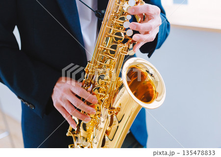 サックスを演奏する男性 135478833