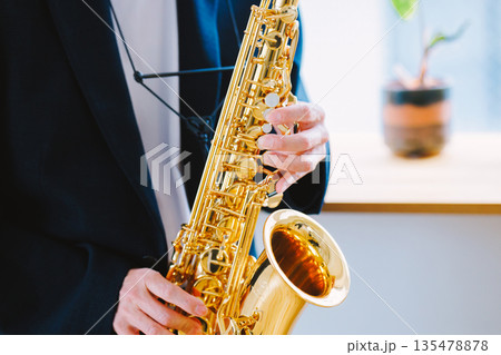 サックスを演奏する男性 135478878