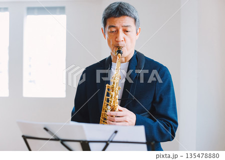 自宅でサックスを演奏する男性 自宅でサックスを演奏する男性 135478880