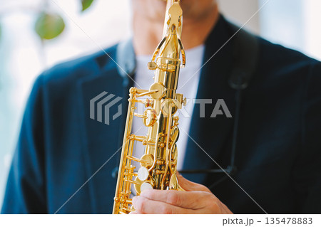 サックスを演奏する男性 サックスを演奏する男性 135478883