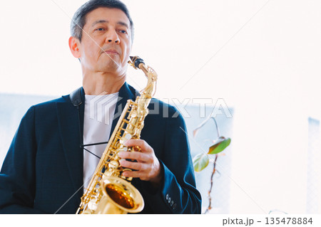 自宅でサックスを演奏する男性 自宅でサックスを演奏する男性 135478884