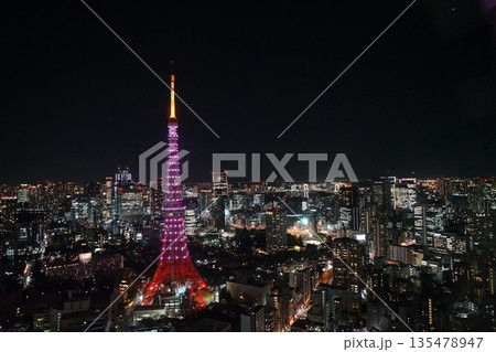 ピンク色にライトアップされた東京タワーと高層ビル群・麻布台ヒルズより　1月港区2435 135478947