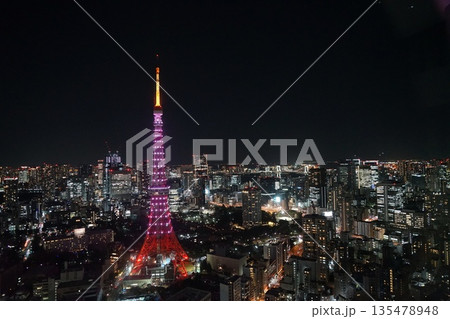 ピンク色にライトアップされた東京タワーと高層ビル群・麻布台ヒルズより　1月港区2436 135478948