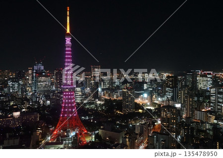 ピンク色にライトアップされた東京タワーと高層ビル群・麻布台ヒルズより 1月港区2438 ピンク色にライトアップされた東京タワーと高層ビル群・麻布台ヒルズより 1月港区2438 135478950