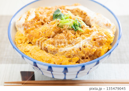 美味しいロースかつ丼 135479045