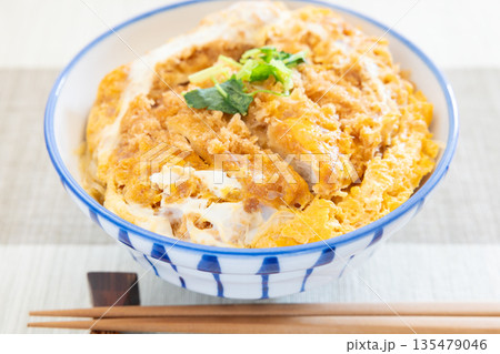 美味しいロースかつ丼 135479046