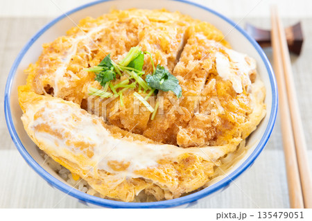 美味しいロースかつ丼 135479051