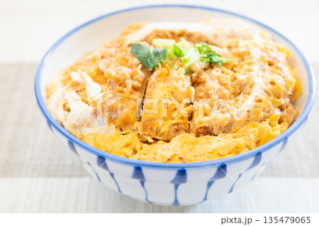 美味しいロースかつ丼 135479065