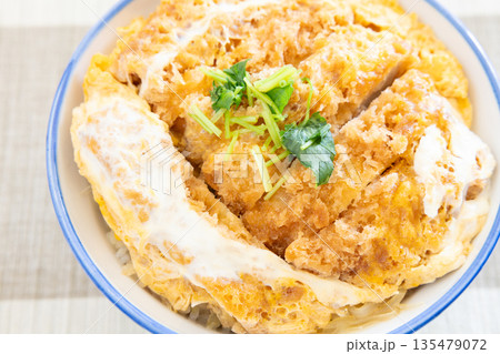 美味しいロースかつ丼 135479072