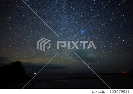 初冬の鳥羽市国崎町海岸からふたご座流星群の夜空を望む 135479081
