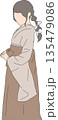 卒業式で袴を着た女性の横顔 135479086