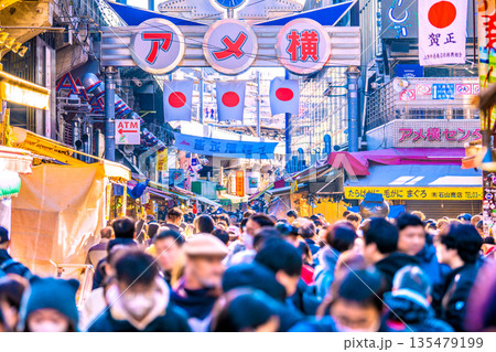 日本の東京都市景観1月1日。インバウンドは続く…まるで“異国”、外国人観光客らで賑わうアメ横などを望 135479199
