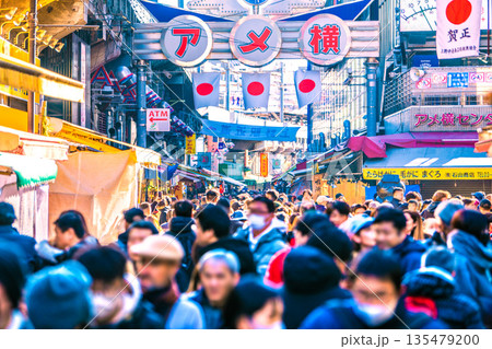 日本の東京都市景観お正月。インバウンドは続く…まるで“異国”、外国人観光客らで賑わうアメ横などを望む 日本の東京都市景観お正月。インバウンドは続く…まるで“異国”、外国人観光客らで賑わうアメ横などを望む 135479200