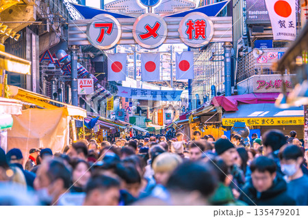日本の東京都市景観1月1日。インバウンドは続く…まるで“異国”、外国人観光客らで賑わうアメ横などを望 日本の東京都市景観1月1日。インバウンドは続く…まるで“異国”、外国人観光客らで賑わうアメ横などを望 135479201
