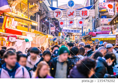 日本の東京都市景観元日。インバウンドは続く…まるで“異国”、外国人観光客らで賑わうアメ横などを望む 135479202