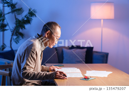 シニア　男性　終活 135479207